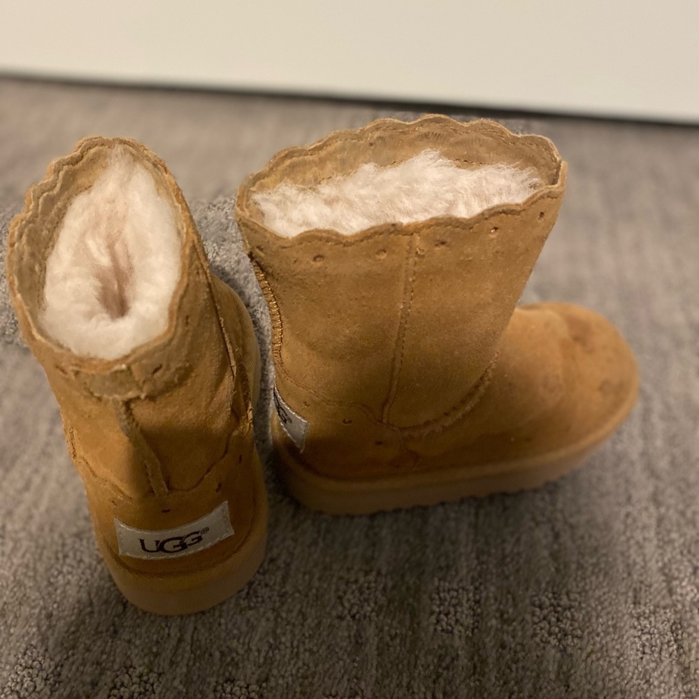 Toddler girl’s size 7 Ugg furry booties in tan